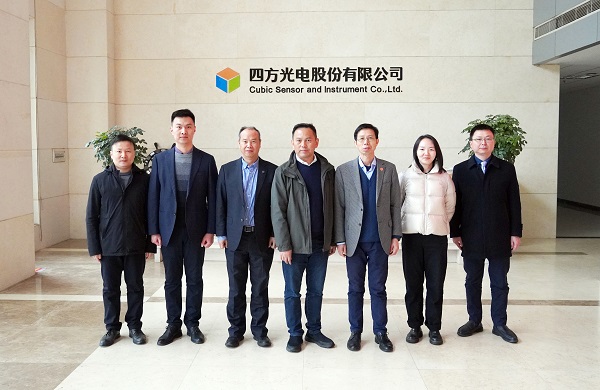 中國汽車技術(shù)研究中心資深首席專家方茂東、李孟良一行蒞臨四方光電參觀交流